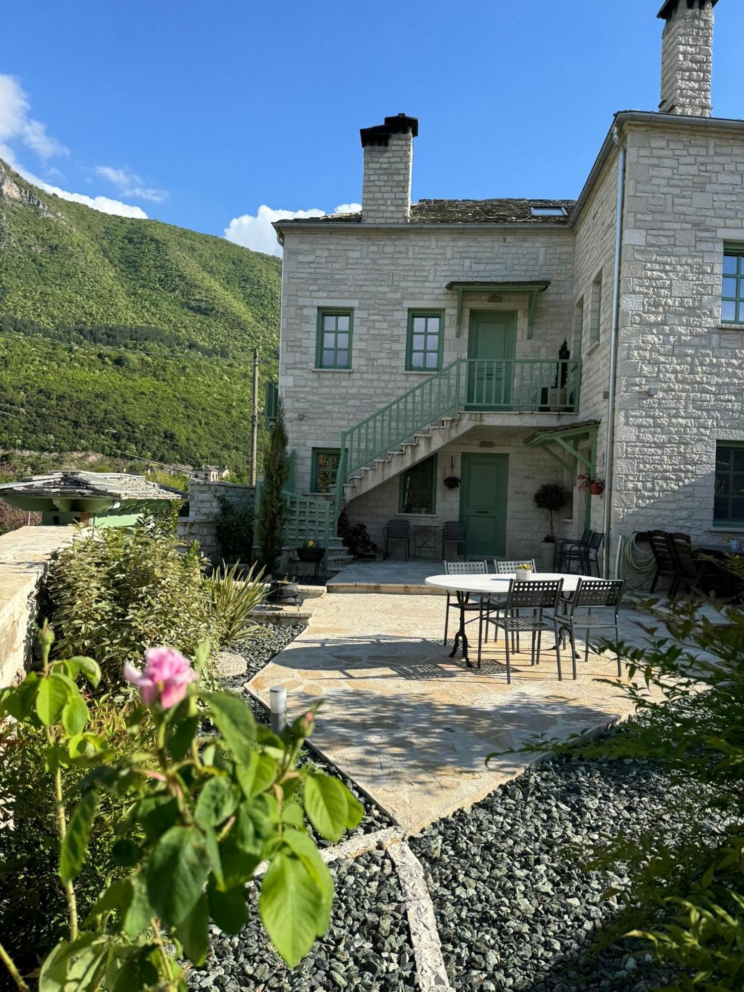 Aristi Boutique Stonehouse With Attic Exterior foto